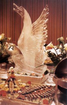 Eyes4ice - Elegant Swan Ice Sculpture (ELS-01) for a wedding reception.