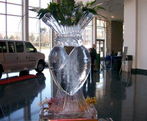 Eyes4ice -   Crowned-Heart Vase Ice Sculpture (CHY-01) intended for weddings, Valentine' Day and other romantic-related celebrations.