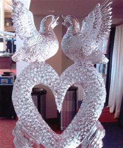 Eyes4ice ice sculpture of lovebirds on a heart
